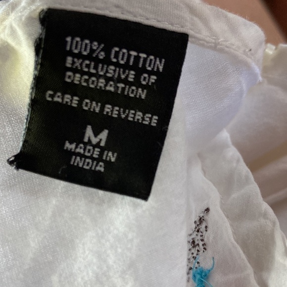 This NY & Co white cotton shirt has embroidered flowers with French not centers. - Picture 7 of 7